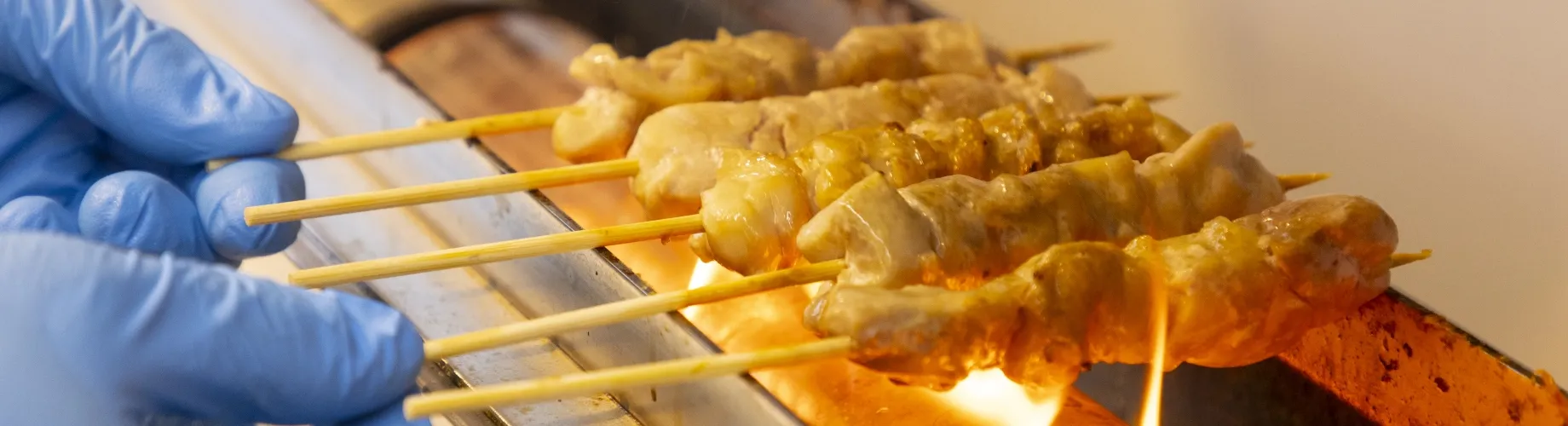 焼き鳥を焼いている様子